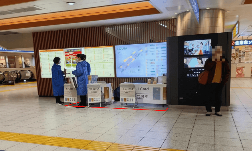 北千住駅中央改札内コンコース(デジタルサイネージ側)